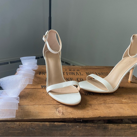 White bow heels - Picture 2 of 3